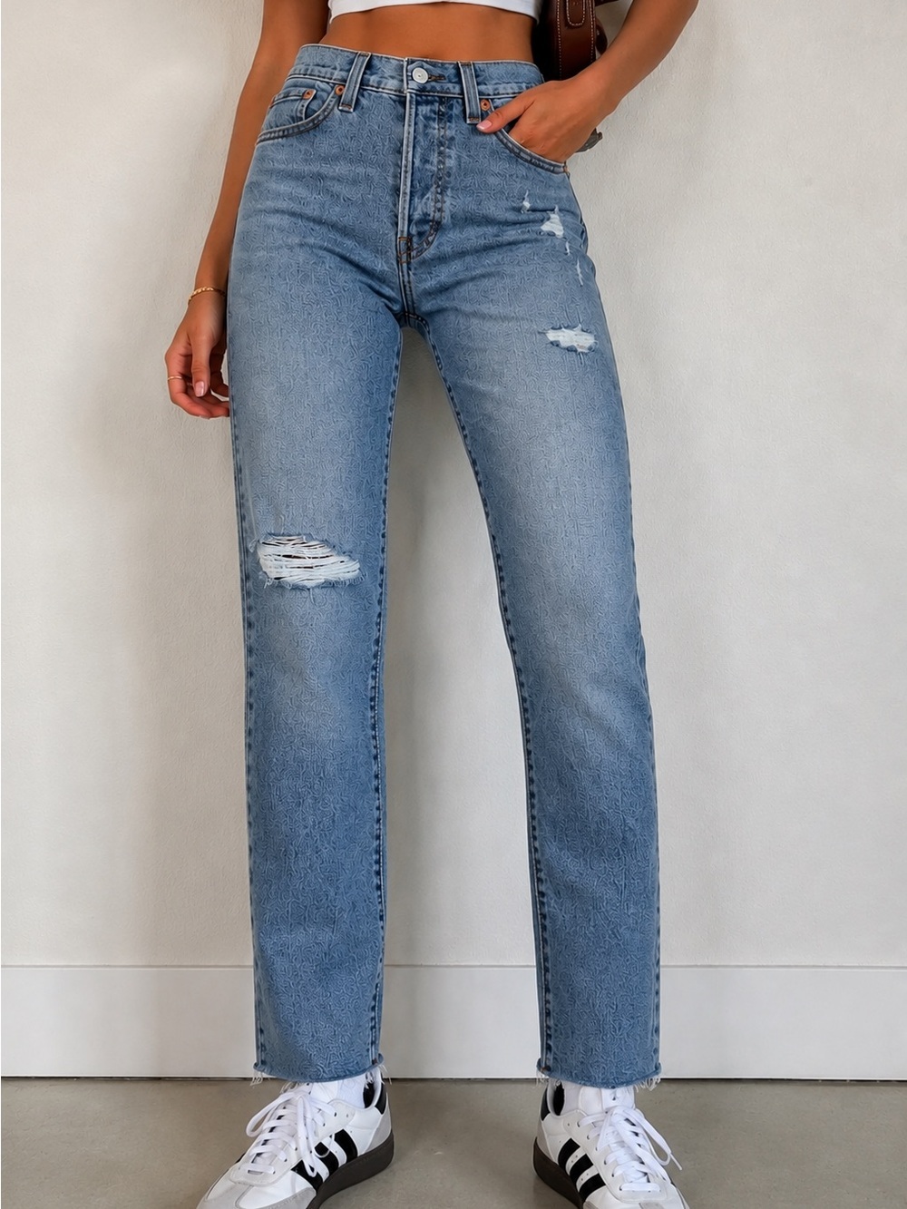 Levi’s Wedgie Straight Jeans Women’s Size 26 Light Wash Distressed Raw Hem